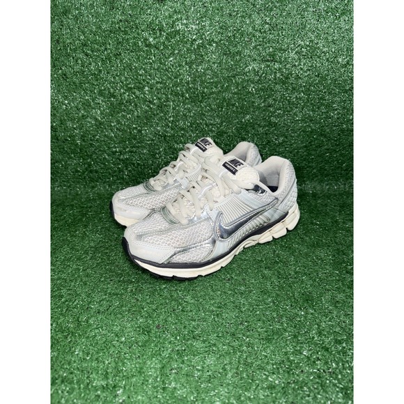 Nike Vomero 5 Women Size 8 Photon Dust Metallic Silver Shoes Sneakers FD0884-025 - Picture 3 of 9